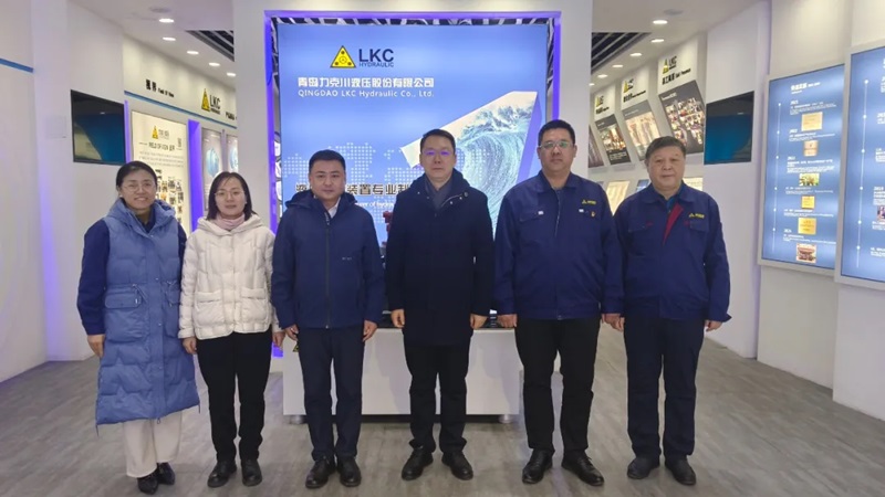 高新區(qū)工委委員、管委副主任張建軍一行蒞臨青島力克川液壓股份有限公司調(diào)研指導(dǎo)